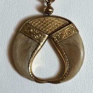 Double claw pendent in gold